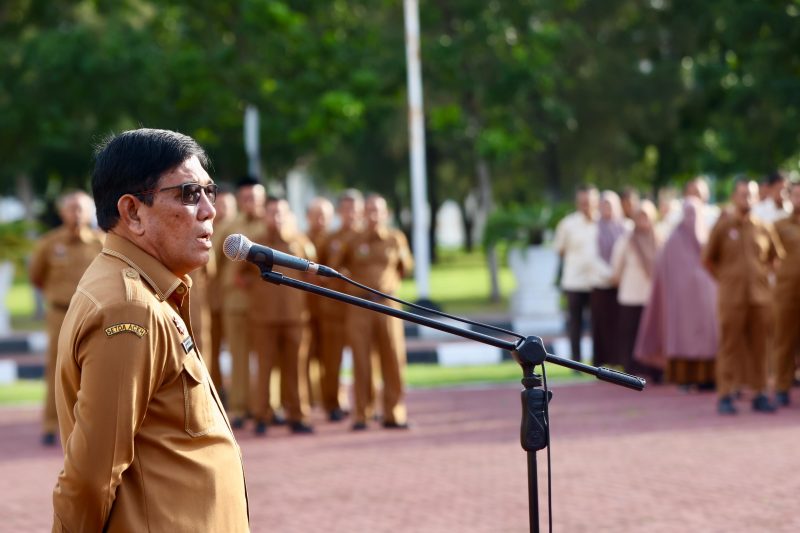 Plt Sekretaris Daerah Aceh, Drs. Muhammad Diwarsyah, M,Si, memberi arahan saat pembina apel pagi yang diikuti Kepala Biro serta ASN di lingkungan Setda Aceh dan BPKA, di Halaman Kantor Gubernur Aceh, Senin, (25/11/2024). Foto: dok. Biro Adpim Setda Aceh