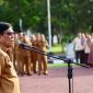 Plt Sekretaris Daerah Aceh, Drs. Muhammad Diwarsyah, M,Si, memberi arahan saat pembina apel pagi yang diikuti Kepala Biro serta ASN di lingkungan Setda Aceh dan BPKA, di Halaman Kantor Gubernur Aceh, Senin, (25/11/2024). Foto: dok. Biro Adpim Setda Aceh