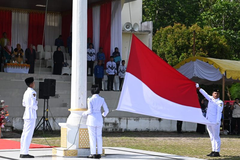 Inspektur Upacara Pj Bupati Aceh Besar Muhammad Iswanto, S.STP MM memberi pengormatan kepada Bendera Sangsaka Merah Putih dalam Upacara acara HUT Hari Guru Nasional di Lapangan Upacara Bungong Jeumpa, Kota Jantho, Aceh Besar, Senin (25/11/2024). Foto: dok
 MC Aceh Besar