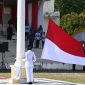 Inspektur Upacara Pj Bupati Aceh Besar Muhammad Iswanto, S.STP MM memberi pengormatan kepada Bendera Sangsaka Merah Putih dalam Upacara acara HUT Hari Guru Nasional di Lapangan Upacara Bungong Jeumpa, Kota Jantho, Aceh Besar, Senin (25/11/2024). Foto: dok
 MC Aceh Besar