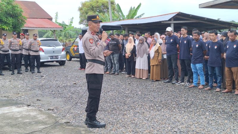 Kapolsek Muara Tiga, Ipda Effendi,SE, saat memberi arahan pada Apel bersama menjelang Pilkada di halaman Mapolsek setempat, Selasa (26/11/2024) (Foto.Amir Sagita.NOA.co.id).