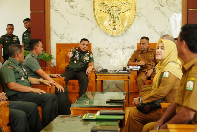 Inisiasi Penyiapan Lahan TPU, Pangdam IM Menerima Presentasi Rencana Lokasi dari DLHK Aceh. Foto: dok. Pemdam IM