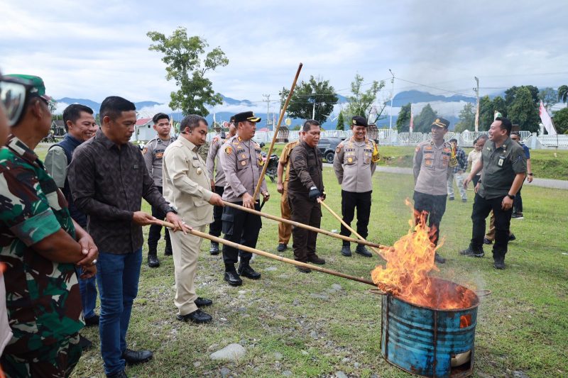 Pj Bupati Aceh Besar Muhammad Iswanto SSTP MM bersama unsur Forkopimda dan KIP Aceh Besar memusnahkan 220 lembar surat suara sisa dan surat suara rusak untuk Pemilihan Kepala Daerah (Pilkada) Serentak di halaman Gudang Logistik di Jantho Sport City, Kota Jantho, Selasa (26/11/2024). Foto: dok. Prokopim Pemkab Aceh Besar