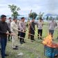 Pj Bupati Aceh Besar Muhammad Iswanto SSTP MM bersama unsur Forkopimda dan KIP Aceh Besar memusnahkan 220 lembar surat suara sisa dan surat suara rusak untuk Pemilihan Kepala Daerah (Pilkada) Serentak di halaman Gudang Logistik di Jantho Sport City, Kota Jantho, Selasa (26/11/2024). Foto: dok. Prokopim Pemkab Aceh Besar