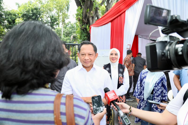 Mendagri Tito Karnavian (Tengah) usai menggunakan hak pilihnya di TPS 001 Kompleks Perumahan Widya Candra III, Kelurahan Senayan, Jakarta, Rabu (27/11/2024). (Foto : Puspen Kemendagri).