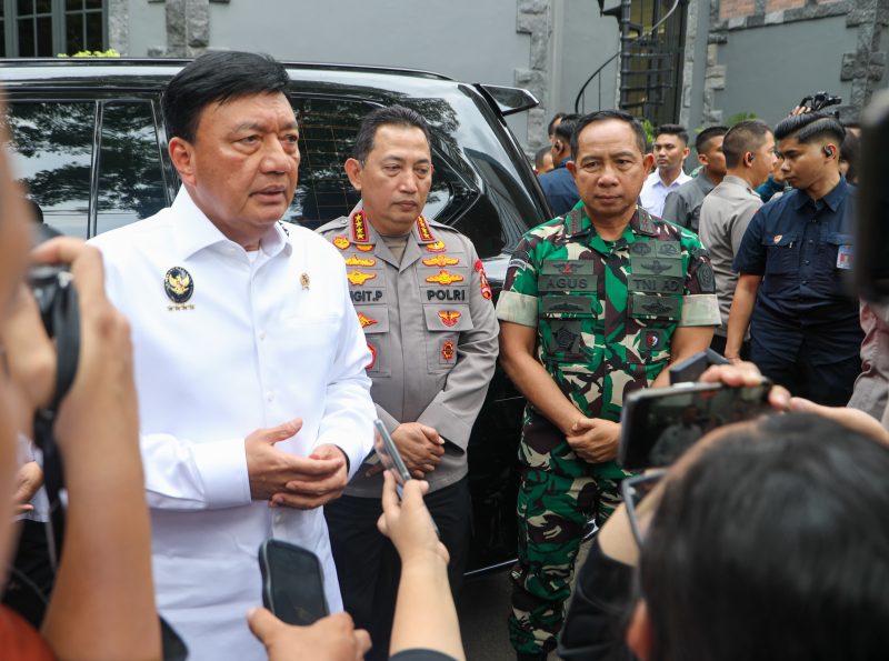 Menteri Koordinator Bidang Politik dan Keamanan, Budi Gunawan (Pertama Kiri) saat kegiatan Siaga Monitong Pilkada di Subden Mabes TNI, Jakarta, Selasa (27/11/2024). (Foto : Humas Kemenko Polkam RI).