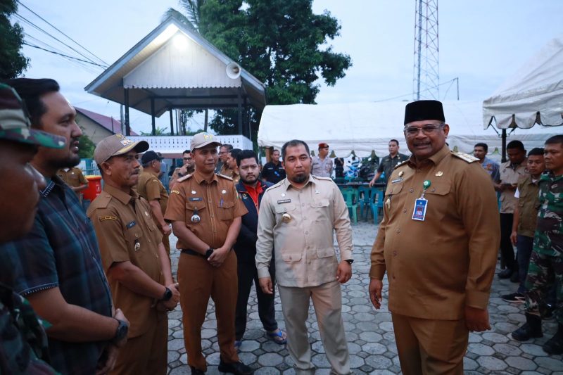 Pj Bupati Aceh Besar Muhammad Iswanto SSTP MM bersama Pj Gubernur Aceh Dr.H. Safrizal ZA, M.Si, memantau TPS di Gampong Meunasah Krueng, Kecamatan Ingin Jaya, Aceh Besar, Selasa (26/11/2024). Foto: dok. Prokopim Aceh Besar