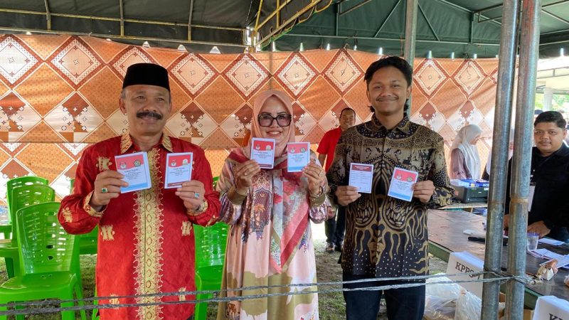 Calon Bupati Pidie nomor urut 2, Sarjani Abdulah bersama keluarganya saat memberi hak suaranya di TPS Gampong Tongpria Kecamatan Mutiara Timur, Rabu (27/11/2024) (Foto.Amir Sagita.NOA.co.id).