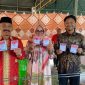 Calon Bupati Pidie nomor urut 2, Sarjani Abdulah bersama keluarganya saat memberi hak suaranya di TPS Gampong Tongpria Kecamatan Mutiara Timur, Rabu (27/11/2024) (Foto.Amir Sagita.NOA.co.id).