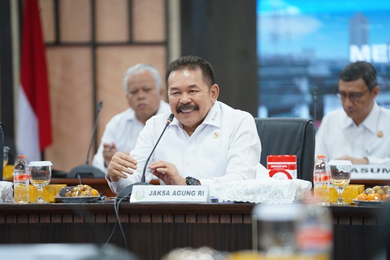 Jaksa Agung ST Burhanuddin (Tengah) di dampingi Kapuspenkum Kejagung RI, Harli Siregar (Pertama Kiri) saat membahas kerja sama strategis bersama Kemenhub di Gedung Utama Kejaksaan Agung, Jakarta, Kamis (28/11/2024). (Foto : Puspenkum Kejagung RI).