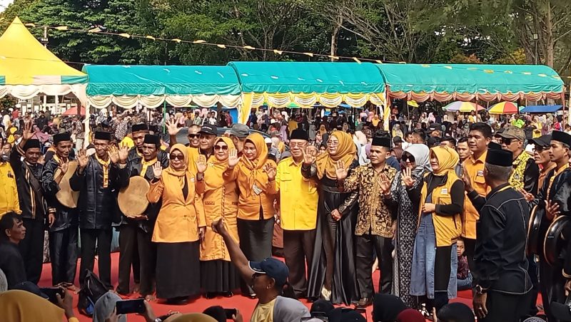 Calon Bupati dan Wakil Bupati Simeulue, Afridawati-Amin Haris foto bersama dalam kampanye akbar yang di gelar lapangan Pendopo. Foto: Agamsyah/Noa.co.id.