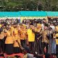 Calon Bupati dan Wakil Bupati Simeulue, Afridawati-Amin Haris foto bersama dalam kampanye akbar yang di gelar lapangan Pendopo. Foto: Agamsyah/Noa.co.id.