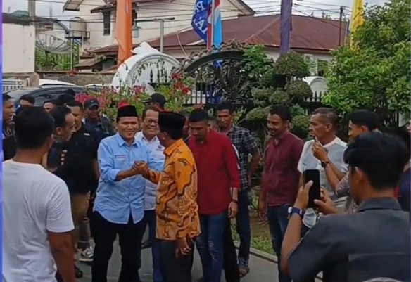 Ketua Gerindra Aceh, Fadhlullah yang juga calon wakil gubernur Aceh mendatangi rumah kediaman calon bupati Aceh Barat Daya, Salman Alfarisi. (Foto. Teukunizar/NOA.co.id)