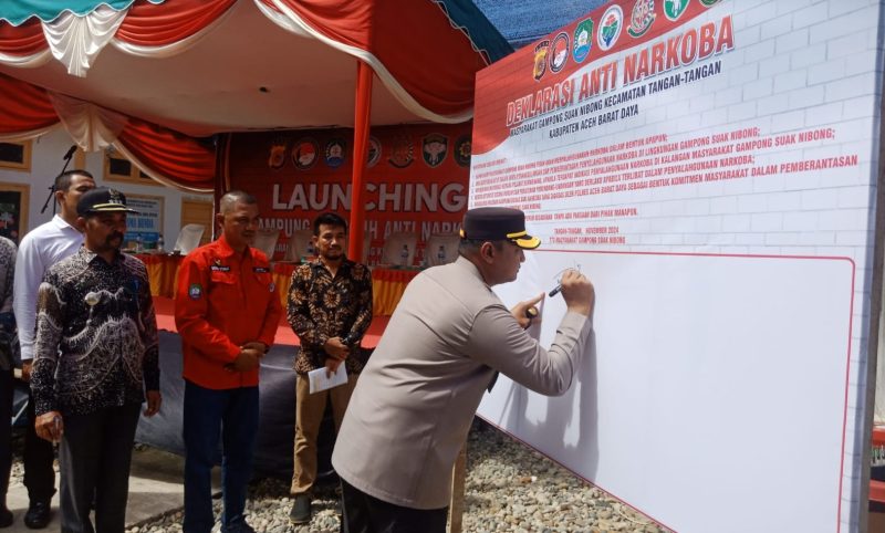 Kapolres Aceh Barat Daya, AKBP Agus Sulistianto menandatangani deklarasi anti narkoba di KTAN Suka Nibong. (Foto. Teukunizar/NOA.co.id)