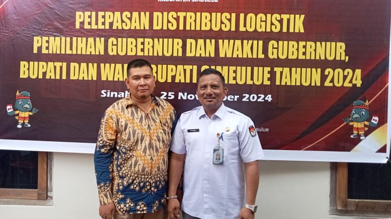 Ketua Divisi Teknis dan Penyelenggaraan KIP Simeulue, Nirwanuddin, dan Kasubbag Parmas dan SDM Faisal. Foto: dok. Argamsyah/Noa.co.id.