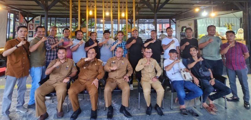 Pj Bupati Simeulue, Reza Fahlevi, Pj Sekda, serta Plt Kepala Dinas Komunikasi dan Informatika dan staf, foto bersama dengan sejumlah wartawna yang bertugas di Simeulue. Foto:dok. Argamsyah/Noa.co.id.