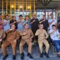 Pj Bupati Simeulue, Reza Fahlevi, Pj Sekda, serta Plt Kepala Dinas Komunikasi dan Informatika dan staf, foto bersama dengan sejumlah wartawna yang bertugas di Simeulue. Foto:dok. Argamsyah/Noa.co.id.