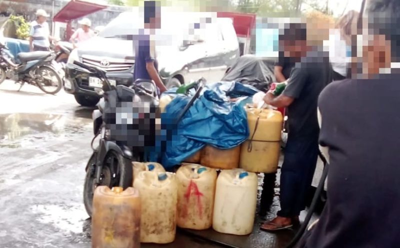 Pengisian  jerigen besar dalam jumlah banyak di SPBU beberapa waktu lalu. Foto: dok. Argamsyah/Noa.co.id.