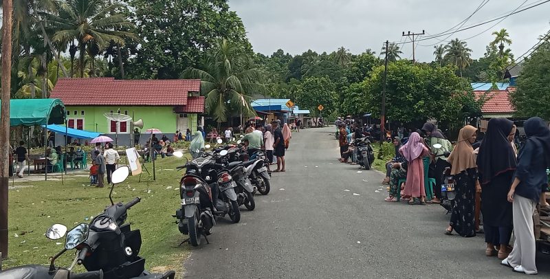 Antusias masyarakat desa Kahad, dalam mengikuti Pilkada serentak 2024. Foto: Argamsyah/Noa.co.id. 