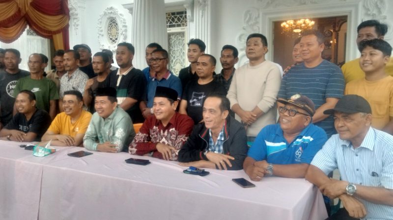 Konferensi pers Paslon SARAN di kediaman calon bupati Salman Alfarisi. (Foto. Teukunizar/NOA.co.id)