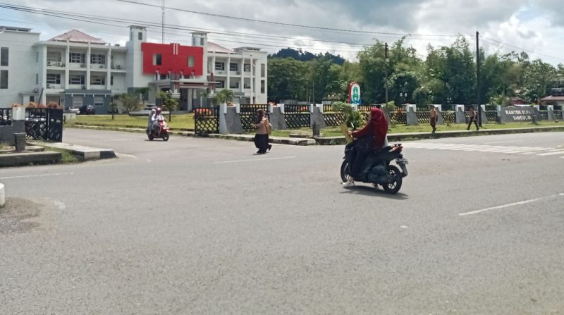 Sejumlah karyawan swasta dan Aparatur Sipil Negara (ASN) terlihat kembali menjalankan tugas. Foto: Argamsyah/Noa.co.id.