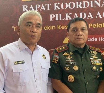 Ketua Tim Pemantauan Pilkada Provinsi Aceh Kemenko Polkam, Brigjen TNI Teddy Sudjarwo (Pertama Kiri) di dampingi Pangdam IM Mayor Jenderal TNI Niko Fahrizal (Pertama Kanan) usai menghadiri Rakorpimda persiapan dan kesiapan pelaksanaan Pilkada Serentak 2024 se-Aceh di Aula Hotel The Pade, Aceh Besar, Kamis (21/11/2024). (Foto : Farid Ismullah/NOA.co.id).