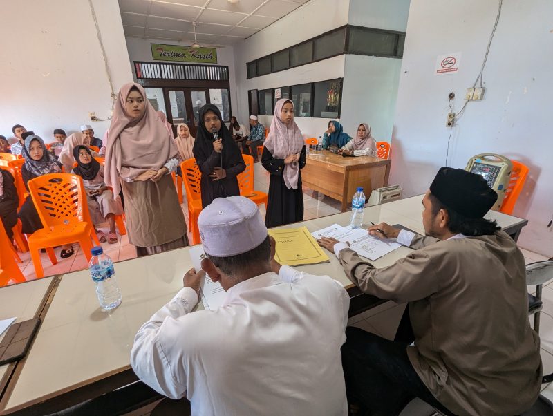 Dewan juri saat menyeleksi peserta MTQ di Kantor Camat Muara Tiga, Kabupaten Pidie, Minggu (3/11/2024) (Foto Amir Sagit.NOA.co.id).