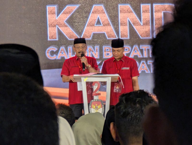 Paslon Bupati/Wakil Bupati Pidie Sarjani Abdullah-Alzaizi saat membacakan visi misi pad debat kandidat calon Bupati/Wakil Bupati Pidie, Rabu (13/11/2024) (Foto Amir Sagita.NOA.co.id).