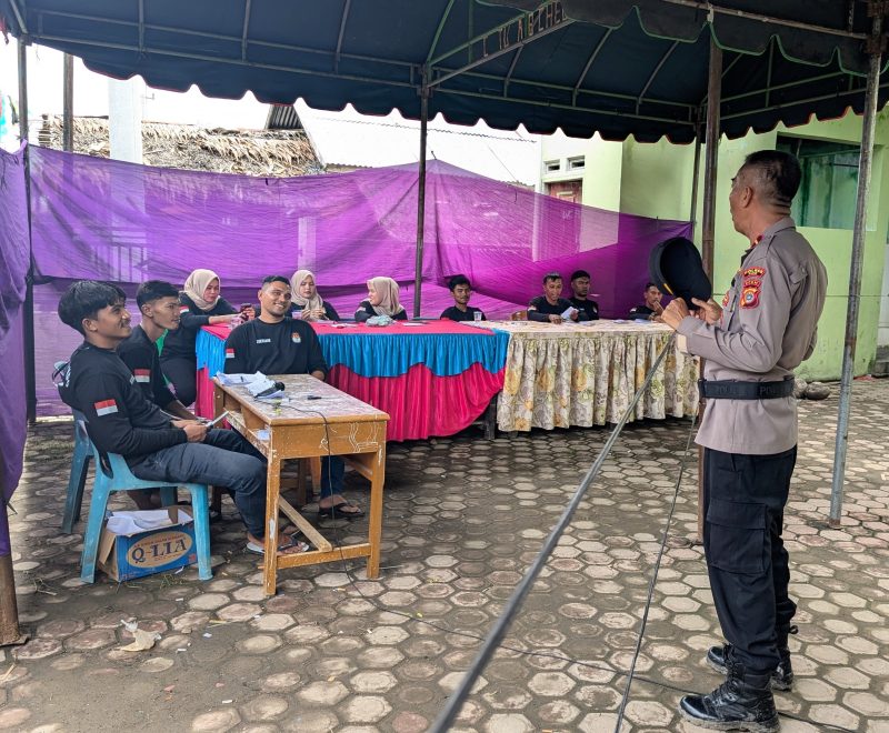 Kapolsek Muara Tiga, Ipda Effendi, SE saat memberi arahan kepada KPPS di Gampong Tuha Biheu, Kecamatan Muara Tiga, Kabupaten Pidie, Rabu (27/11/2024) (Foto Amir Sagita NOA.co.id).