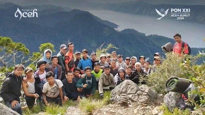 Para pendaki berfoto bersama di Gunung Burni Kelieten. Foto: NOA.co.id