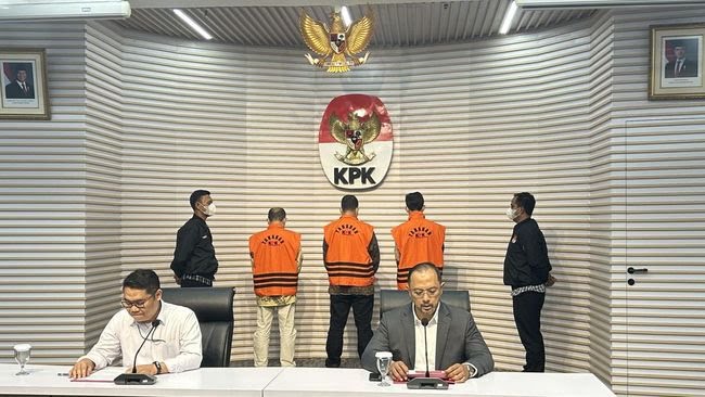 Direktur Penindakan KPK, Asep Guntur Rahayu (kiri), dan Juru Bicara KPK, Tessa Mahardika (kanan) saat konferensi pers terkait penahanan 3 orang tersangka kasus dugaan korupsi pada Direktorat Perkeretaapian Kementerian Perhubungan, di Gedung Merah Putih KPK, Jakarta Selatan, Kamis (28/11/2024). (Foto : Ist).