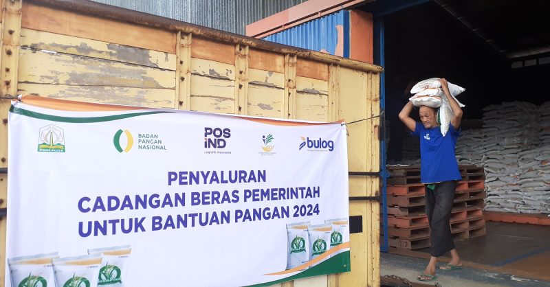 Pekerja memindahkan Bantuan pangan beras dari gudang Bulog Aceh ke Truck untuk di salurkan kepada keluarga Penerima Manfaat (KPM),  Aceh besar (4/11/2024). (Foto :Farid Ismullah/NOA.co.id).