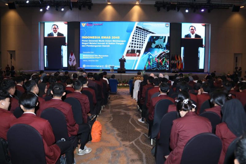 Mendagri Tito Karnavian saat memberikan kuliah umum bagi mahasiswa Universitas Kebangsaan Republik Indonesia (UKRI) di Grand Ballroom, Hotel InterContinental, Bandung, Jawa Barat, Minggu (1/12/2024). (Foto : Puspen Kemendagri).