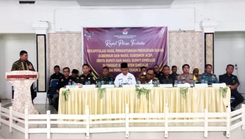 Nirwanuddin, Komisioner  KIP Simeulue dalam pembukaan rapat pleno di Aula Dinkes Setempat. Foto:dok. Argamsyah/Noa.co.id.