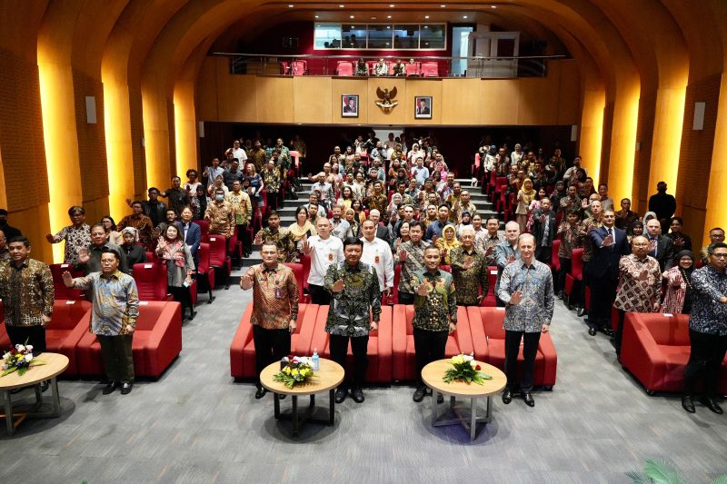 Menko Polkam saat menjadi pembicara kunci dalam acara Peluncuran Dokumen I-KHub BNPT Counter Terrorism and Violent Extremism (CT/VE) Outlook Tahun 2024 yang digelar Badan Nasional Penaggulangan Terorisme (BNPT) di Auditorium Perpustakaan Nasional Indonesia, Jakarta, Selasa (3/12/2024). (Foto : Humas Kemenko Polkam).