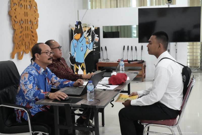 Kepala Kantor Wilayah Kementerian Hukum Aceh, Kata Meurah Budiman (Pertama Kiri) saat mengawasi peserta CPNS Kementerian Hukum dan HAM mengikuti Seleksi Kompetensi Bidang (SKB) Wawancara dan Keterampilan, Banda Aceh, Minggu (8/12/2024). (Foto : Humas Kanwil Kemenkum Aceh).