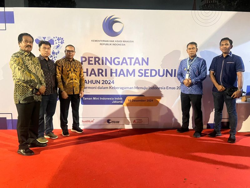 Pj Bupati Pidie, Drs Samsul Azhar foto bersama usai menerima piagam penghargaan pada hari HAM se Dunia, di Jakarta, Senin (9/12/2024) (Foto.Dok Prokopim).