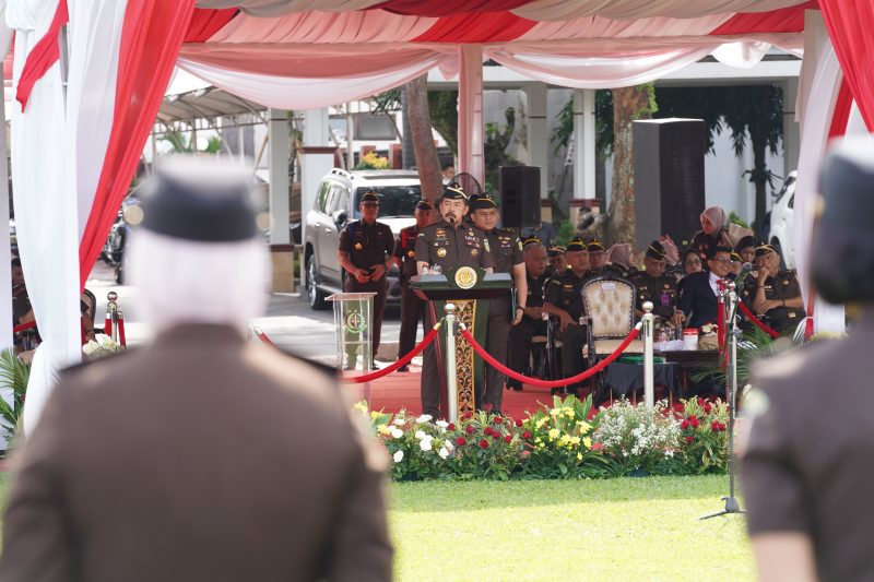 Jaksa Agung ST Burhanuddin (Tengah) secara resmi menutup Pendidikan dan Pelatihan Pembentukan Jaksa Angkatan LXXXI Gelombang II Tahun 2024, Jakarta, Rabu (11/12/2024). (Foto : Puspenkum Kejagung RI).