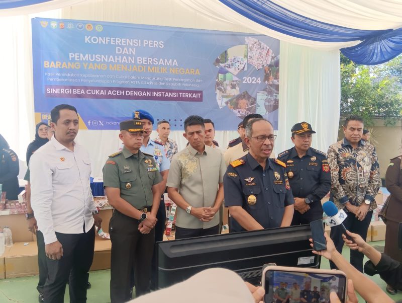 Kepala Kantor Wilayah Direktorat Jenderal Bea dan Cukai Aceh, Safuadi saat kegiatan Pemusnahan Barang Ilegal lingkungan Kanwil Bea Cukai Aceh, Banda Aceh (12/12/2024). (Foto : Farid Ismullah/NOA.co.id).