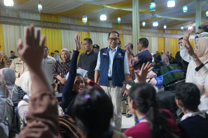 Direktur Pelindungan WNI dan BHI Kementerian Luar Negeri RI, Judha Nugraha (Tengah) saat bersama WNI yang terdampak konflik di Suriah tiba di tanah air, Jakarta, Kamis (12/12/2024). (Foto : Kemlu RI).