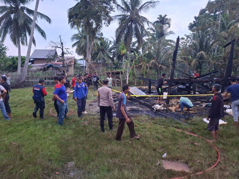 Satu unit rumah berkonstruksi kayu milik Antiah (70), di Gampong Meunasah Rambot, Kecamatan Lhoksukon, Aceh Utara, ludes terbakar, Sabtu (14/12/2024). (Foto: NOA.co.id/IST).