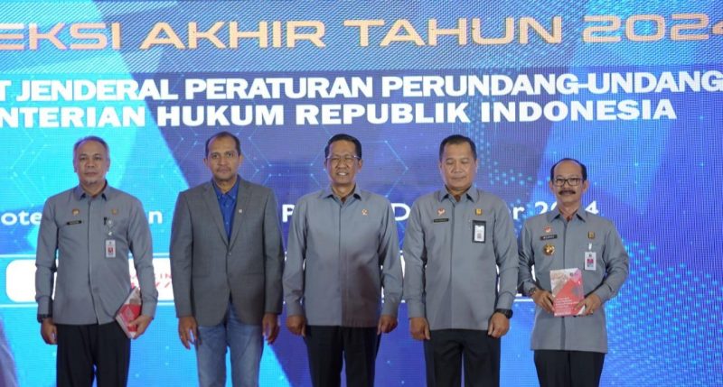 Menteri Hukum, Supratman Andi Agtas (Tengah) usai menyerahkan secara simbolis buku kepada Kepala Kantor Wilayah Kementerian Hukum (Kemenkum) Aceh, Meurah Budiman (Pertama Kanan) saat acara Refleksi Akhir Tahun 2024 yang diselenggarakan oleh Ditjen PP, Jakarta, Selasa (17/12/2024). (Foto : Kanwil Kemenkum Aceh).