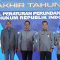 Menteri Hukum, Supratman Andi Agtas (Tengah) usai menyerahkan secara simbolis buku kepada Kepala Kantor Wilayah Kementerian Hukum (Kemenkum) Aceh, Meurah Budiman (Pertama Kanan) saat acara Refleksi Akhir Tahun 2024 yang diselenggarakan oleh Ditjen PP, Jakarta, Selasa (17/12/2024). (Foto : Kanwil Kemenkum Aceh).