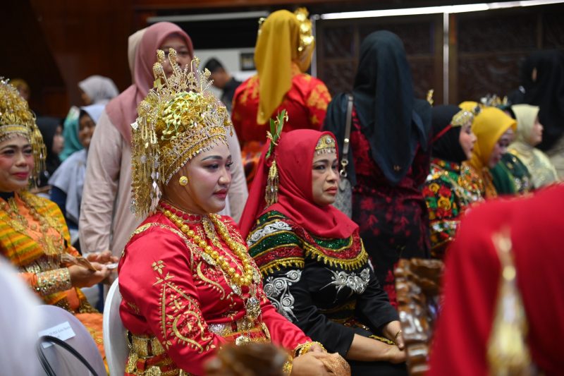 Pj Ketua TP-PKK Aceh Besar, Cut Rezky Handayani S.I.P., M.M., menghadiri puncak peringatan Hari Ibu ke-96 Tahun 2024 di Anjong Mon Mata, Banda Aceh, Selasa (17/12/2024). Foto: dok. MC Aceh Besar