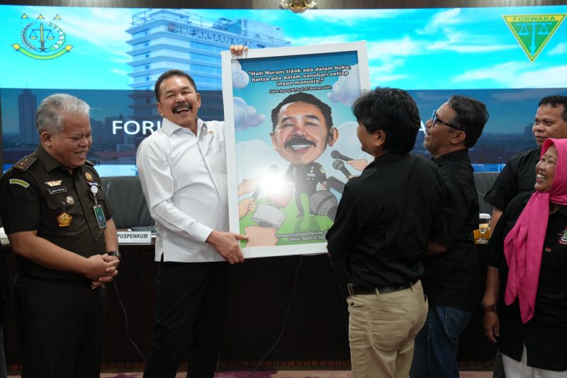 Jaksa Agung ST Burhanuddin melakukan audiensi dengan pengurus Forum Komunikasi Wartawan Kejaksaan Agung (FORWAKA), Jakarta, Rabu (18/12/2024). (Foto : Puspenkum Kejagung RI).