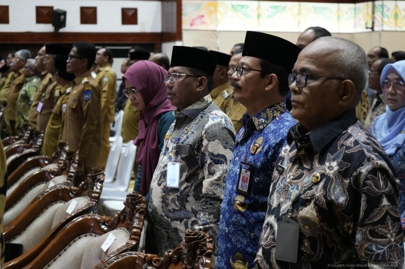 Kepala Kantor Wilayah Kementerian Hukum Aceh, Meurah Budiman (Kedua kanan) menghadiri Penyerahan DIPA  dan Buku Daftar Alokasi TKD Tahun 2025 yang diserahkan oleh Pj Gubernur Aceh, Safrizal di Anjong Mon Mata, Banda Aceh, Kamis (19/12/ 2024). (Humas Kanwil Kemenkum Aceh).