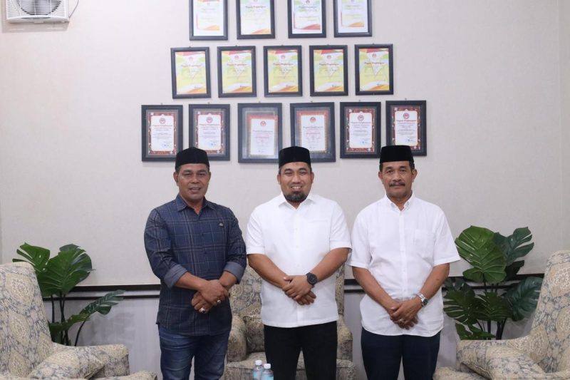 Pj Bupati Aceh Besar, Muhammad Iswanto SSTP MM menerima kunjungan silaturrahmi dari pasangan Bupati/Wakil Bupati Aceh Besar terpilih, Muharram Idris (Syeh Muharram)/ Syukri A Jalil (Syukri), di ruang kerja utama Gedung Dekranasda Aceh Besar, Gampong Gani Kecamatan Ingin Jaya, Rabu (18/12/2024) malam. Foto: Dok. Pemkab Aceh Besar