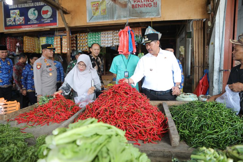 Penjabat Wali Kota Lhokseumawe, A. Hanan, SP, MM, bersama Kepala Perwakilan Bank Indonesia Lhokseumawe Prarbu Dewanto, Kadis Disperindagkop, dan Perwakilan Forkopimda turun langsung melakukan inspeksi mendadak (sidak) ke Pasar Tradisional Inpres pada Jumat (20/12/24). Foto: dok. Prokopim Setdakot Lhokseumawe