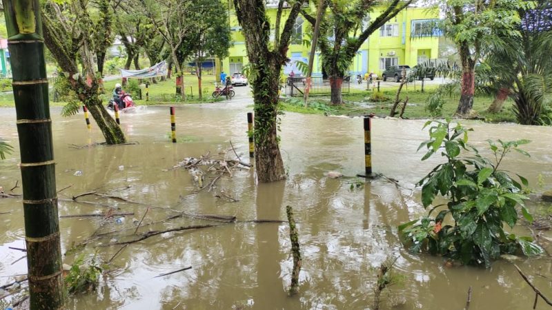 Kondisi jalan depan Dinas Kependudukan dan Pencatatan Sipil tergenang banjir hingga mencapai lutut orang dewasa. Foto:dik. Argamsyah/Noa.co.id.