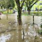 Kondisi jalan depan Dinas Kependudukan dan Pencatatan Sipil tergenang banjir hingga mencapai lutut orang dewasa. Foto:dik. Argamsyah/Noa.co.id.